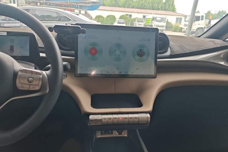 Used BYD Dolphin 2023 420 km Fashion Edition Audio And AC Panel