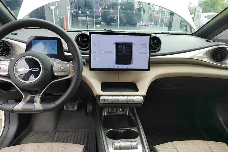 Used BYD Dolphin 2023 420 km Fashion Edition Audio And AC Panel