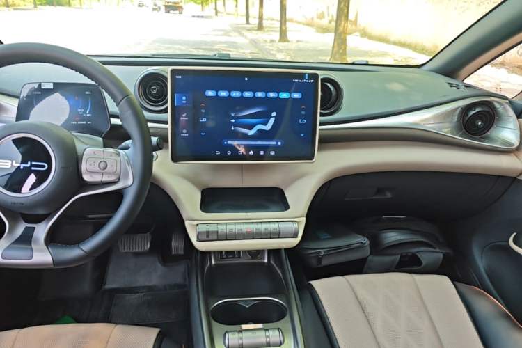 Used BYD Dolphin 2023 420 km Fashion Edition Audio And AC Panel
