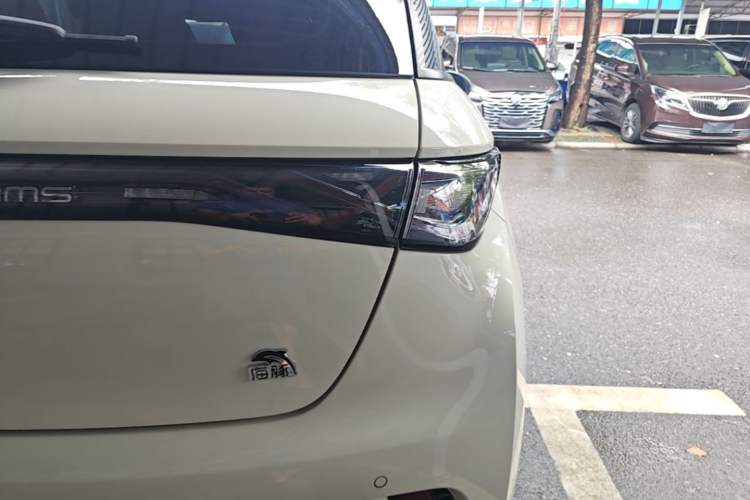 Used BYD Dolphin 2023 420 km Fashion Edition Exterior 3