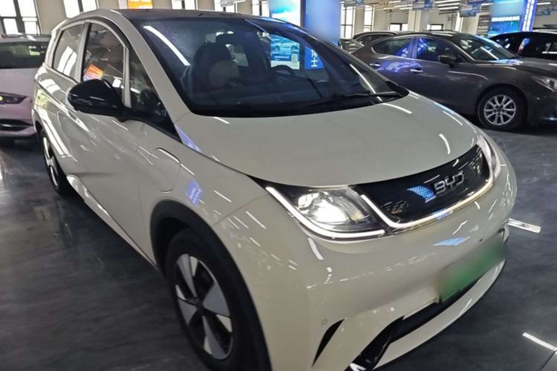 Used BYD Dolphin 2023 420 km Fashion Edition Front Right 45 Deg