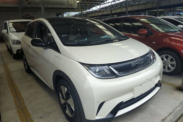 Used BYD Dolphin 2023 420 km Fashion Edition Front Right 45 Deg