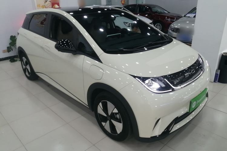 Used BYD Dolphin 2023 420 km Fashion Edition Front Right 45 Deg