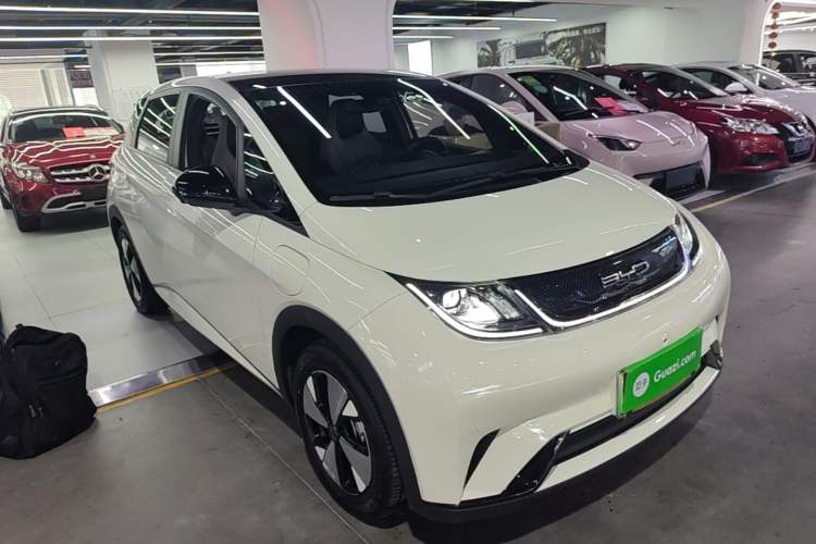 Used BYD Dolphin 2023 420 km Fashion Edition Front Right 45 Deg