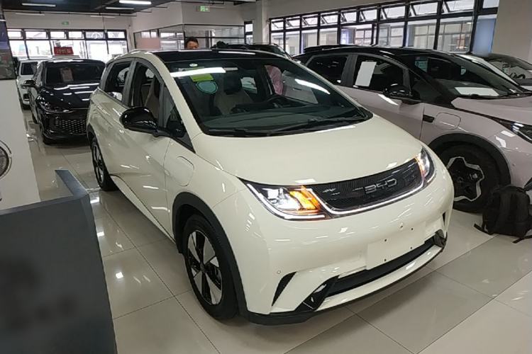 Used BYD Dolphin 2023 420 km Fashion Edition Front Right 45 Deg