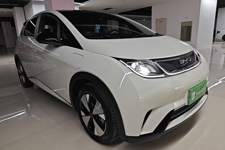 Used BYD Dolphin 2023 420 km Fashion Edition Front Right 45 Deg