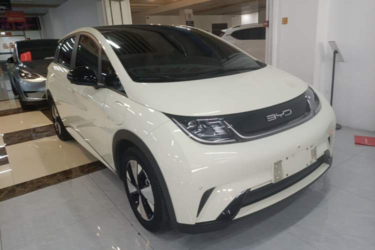 Used BYD Dolphin 2023 420 km Fashion Edition Front Right 45 Deg