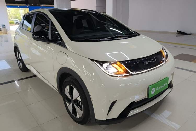 Used BYD Dolphin 2023 420 km Fashion Edition Front Right 45 Deg