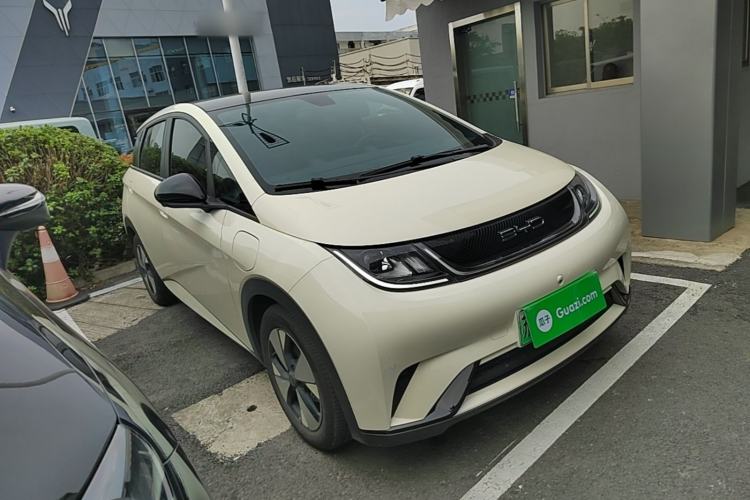Used BYD Dolphin 2023 420 km Fashion Edition Front Right 45 Deg
