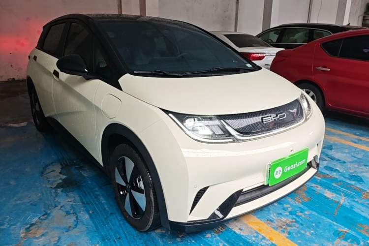 Used BYD Dolphin 2023 420 km Fashion Edition Front Right 45 Deg