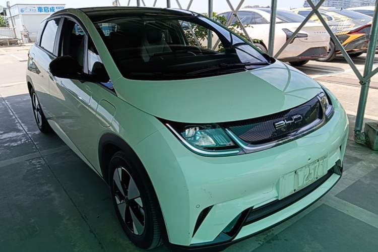 Used BYD Dolphin 2023 420 km Fashion Edition Front Right 45 Deg