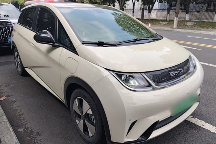 Used BYD Dolphin 2023 420 km Fashion Edition Front Right 45 Deg