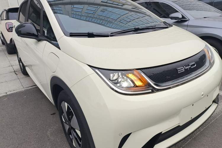 Used BYD Dolphin 2023 420 km Fashion Edition Front Right 45 Deg
