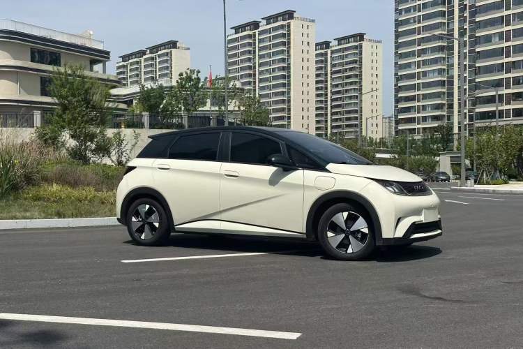 Used BYD Dolphin 2023 420 km Fashion Edition Front Right 45 Deg