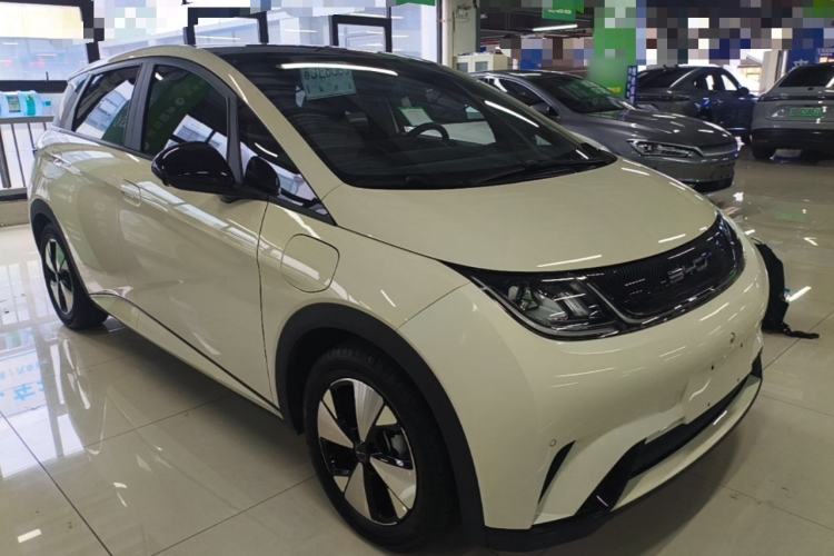 Used BYD Dolphin 2023 420 km Fashion Edition Front Right 45 Deg