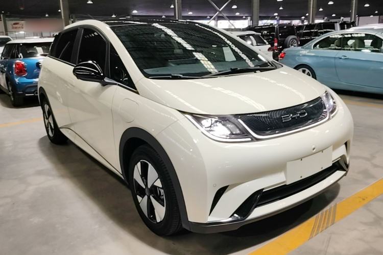 Used BYD Dolphin 2023 420 km Fashion Edition Front Right 45 Deg