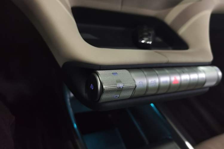 Used BYD Dolphin 2023 420 km Fashion Edition Gear Lever