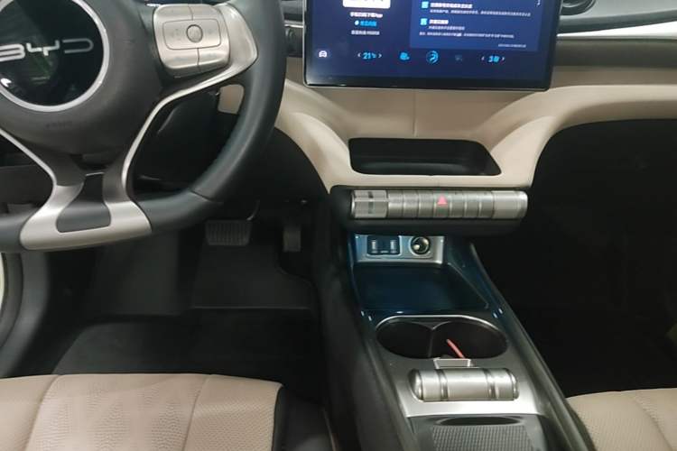 Used BYD Dolphin 2023 420 km Fashion Edition Gear Lever