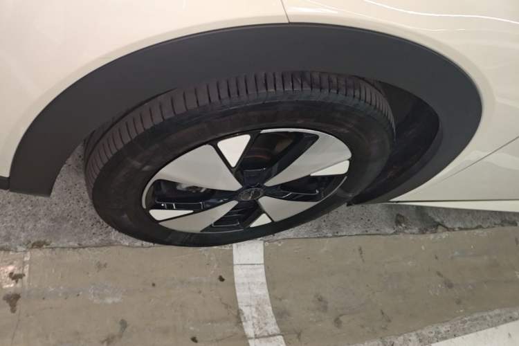 Used BYD Dolphin 2023 420 km Fashion Edition Left Front Wheel Hub