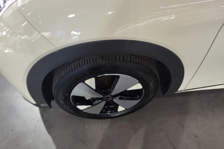 Used BYD Dolphin 2023 420 km Fashion Edition Left Front Wheel Hub