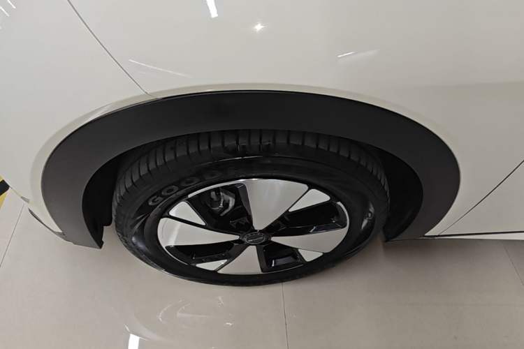 Used BYD Dolphin 2023 420 km Fashion Edition Left Front Wheel Hub