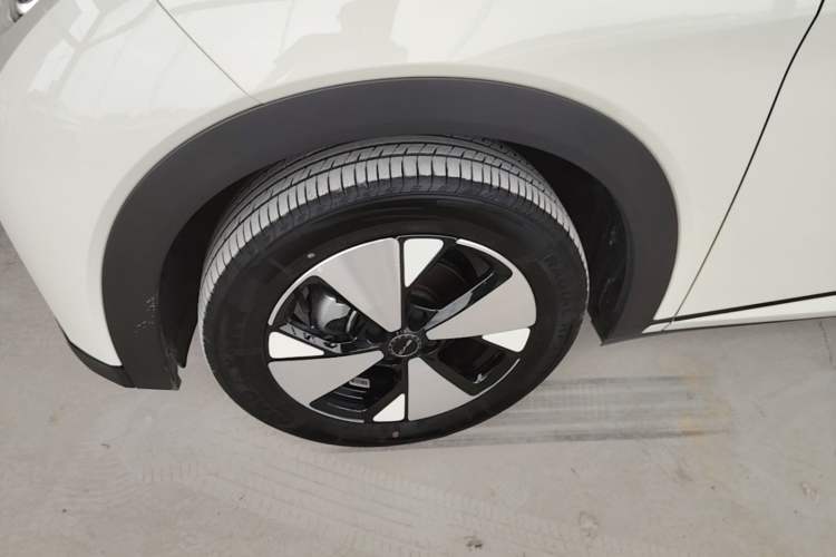 Used BYD Dolphin 2023 420 km Fashion Edition Left Front Wheel Hub
