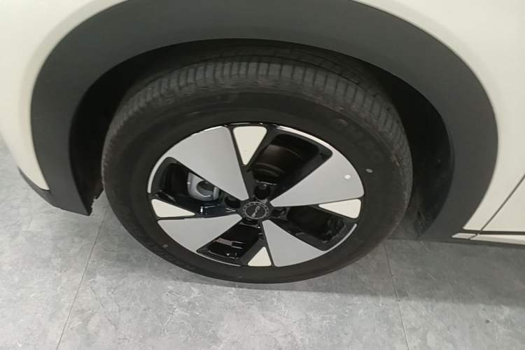 Used BYD Dolphin 2023 420 km Fashion Edition Left Front Wheel Hub