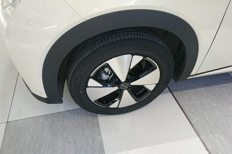 Used BYD Dolphin 2023 420 km Fashion Edition Left Front Wheel Hub