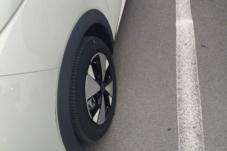 Used BYD Dolphin 2023 420 km Fashion Edition Left Front Wheel Hub