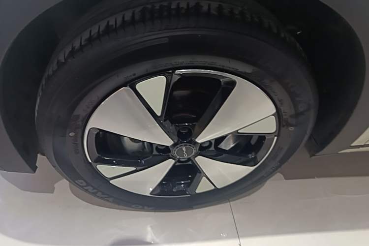 Used BYD Dolphin 2023 420 km Fashion Edition Left Front Wheel Hub