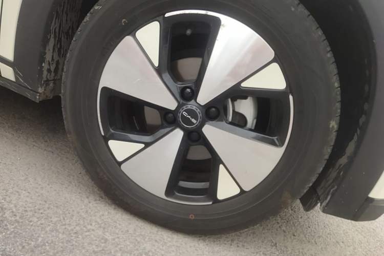 Used BYD Dolphin 2023 420 km Fashion Edition Right Front Wheel Hub