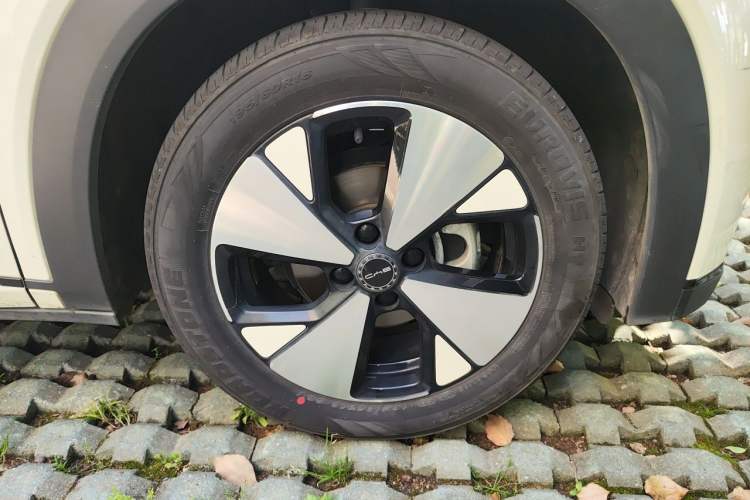 Used BYD Dolphin 2023 420 km Free Version Right Front Wheel Hub
