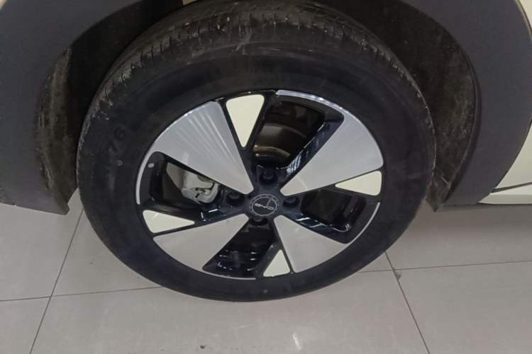 Used BYD Dolphin 2023 420 km Fashion Edition Right Rear Wheel Hub