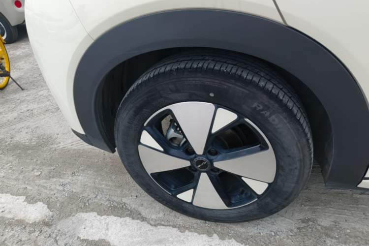 Used BYD Dolphin 2023 420 km Fashion Edition Right Rear Wheel Hub