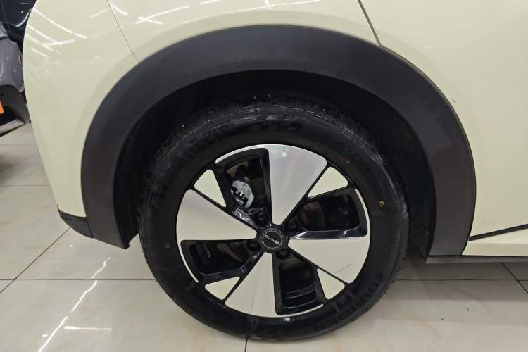 Used BYD Dolphin 2023 420 km Fashion Edition Right Rear Wheel Hub