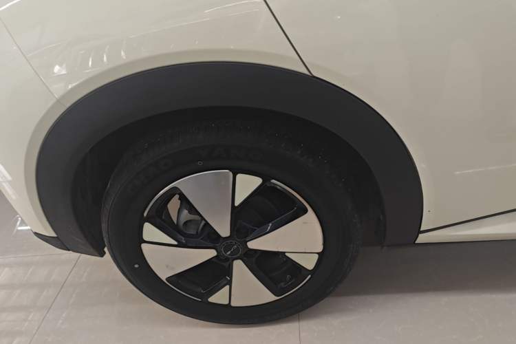Used BYD Dolphin 2023 420 km Fashion Edition Right Rear Wheel Hub