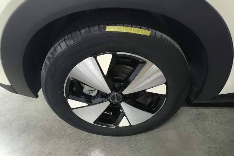 Used BYD Dolphin 2023 420 km Fashion Edition Right Rear Wheel Hub