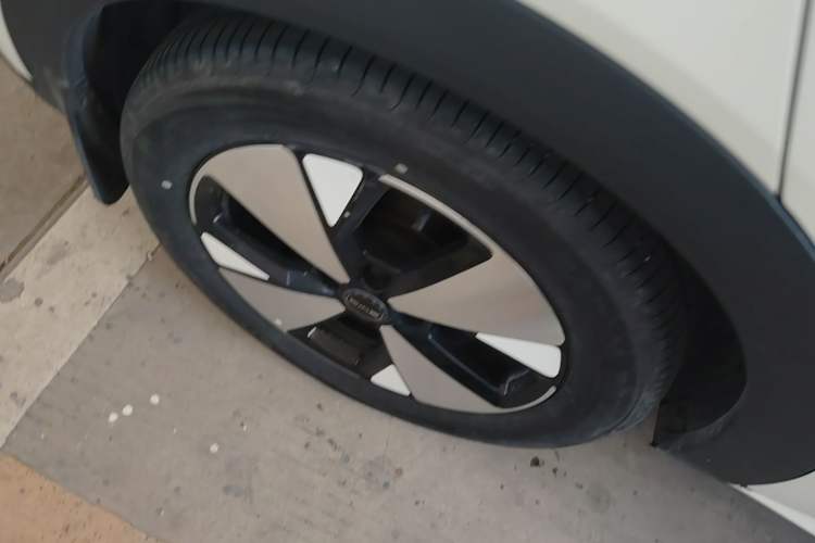 Used BYD Dolphin 2023 420 km Fashion Edition Right Rear Wheel Hub