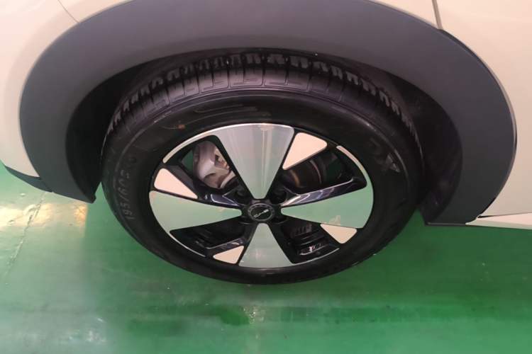 Used BYD Dolphin 2023 420 km Fashion Edition Right Rear Wheel Hub