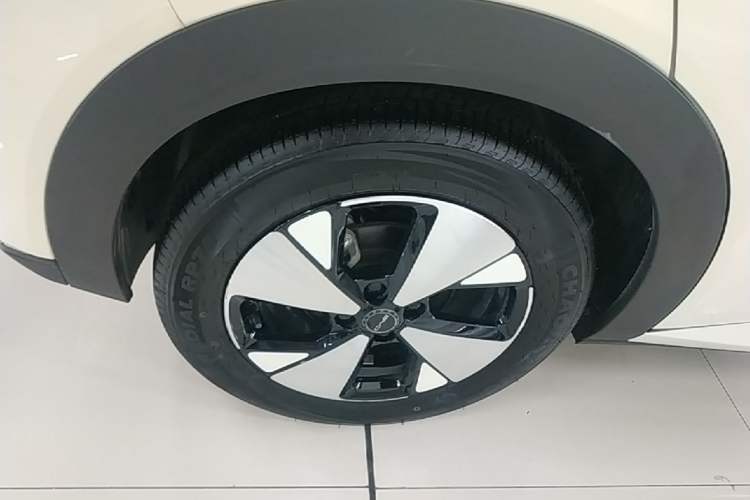 Used BYD Dolphin 2023 420 km Fashion Edition Right Rear Wheel Hub