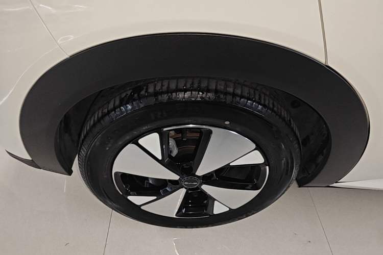 Used BYD Dolphin 2023 420 km Fashion Edition Right Rear Wheel Hub