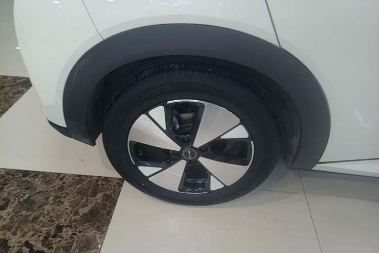 Used BYD Dolphin 2023 420 km Fashion Edition Right Rear Wheel Hub