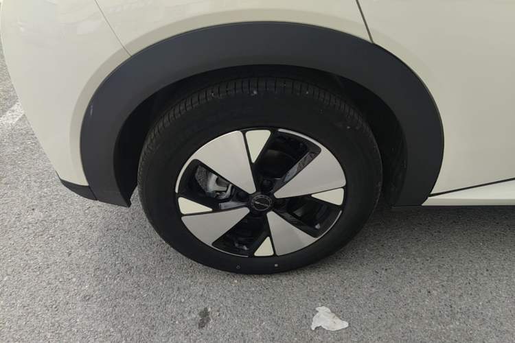 Used BYD Dolphin 2023 420 km Fashion Edition Right Rear Wheel Hub