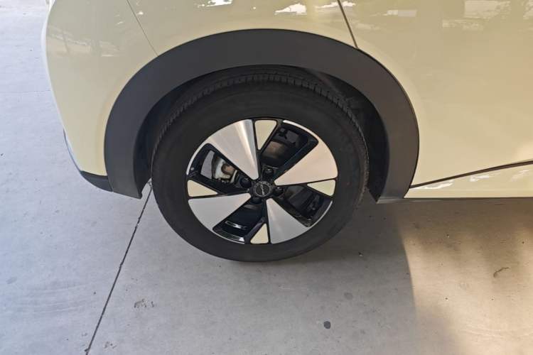 Used BYD Dolphin 2023 420 km Fashion Edition Right Rear Wheel Hub