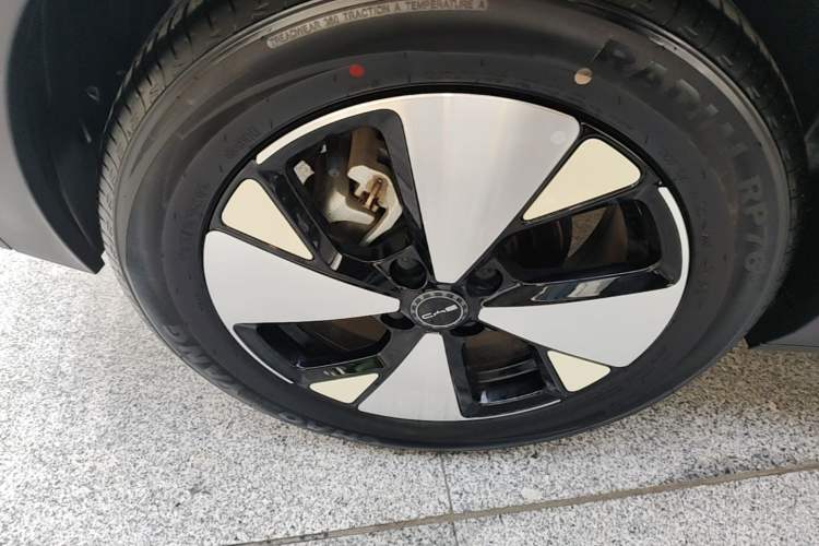 Used BYD Dolphin 2023 420 km Fashion Edition Right Rear Wheel Hub
