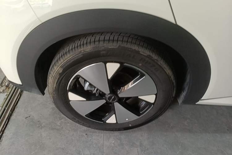 Used BYD Dolphin 2023 420 km Fashion Edition Right Rear Wheel Hub