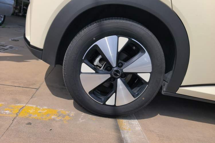 Used BYD Dolphin 2023 420 km Fashion Edition Right Rear Wheel Hub