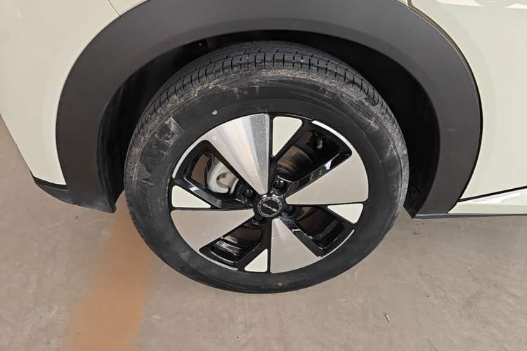 Used BYD Dolphin 2023 420 km Fashion Edition Right Rear Wheel Hub