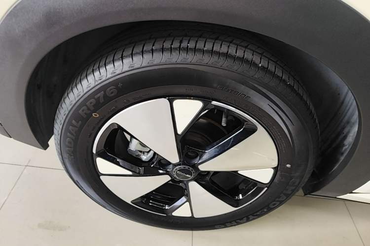 Used BYD Dolphin 2023 420 km Fashion Edition Right Rear Wheel Hub