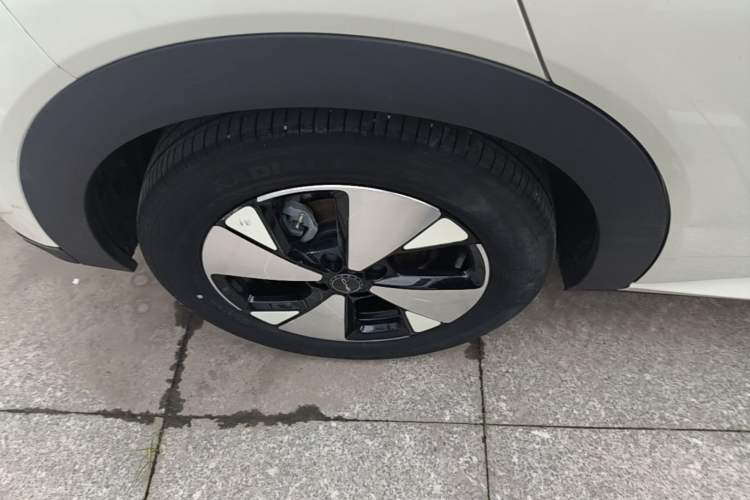 Used BYD Dolphin 2023 420 km Fashion Edition Right Rear Wheel Hub